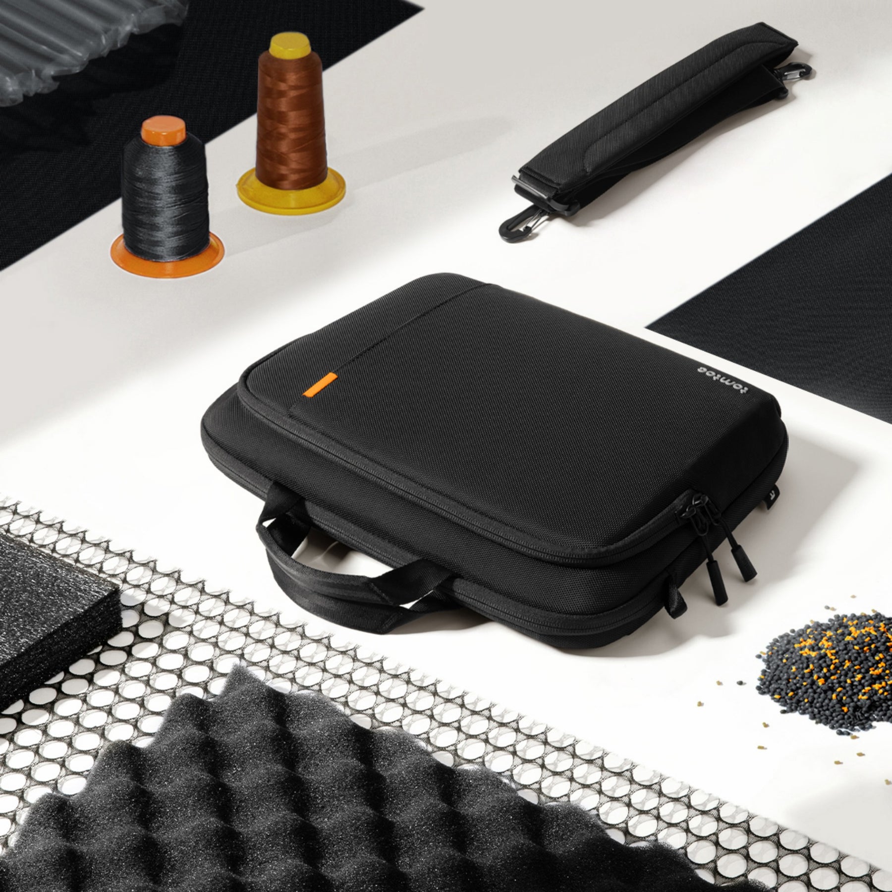 Laptop case with clearance shoulder strap