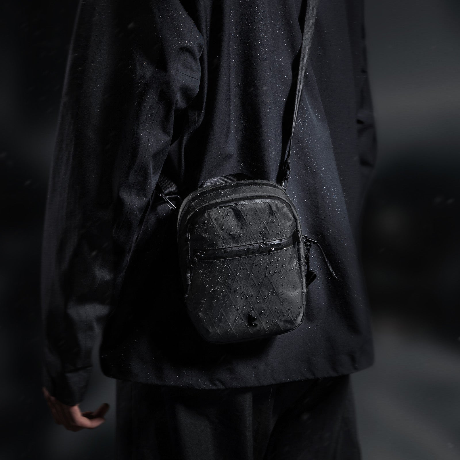   ショルダー Lightweight Crossbody Bag with Lockable Zipper - tomtoc Aviator