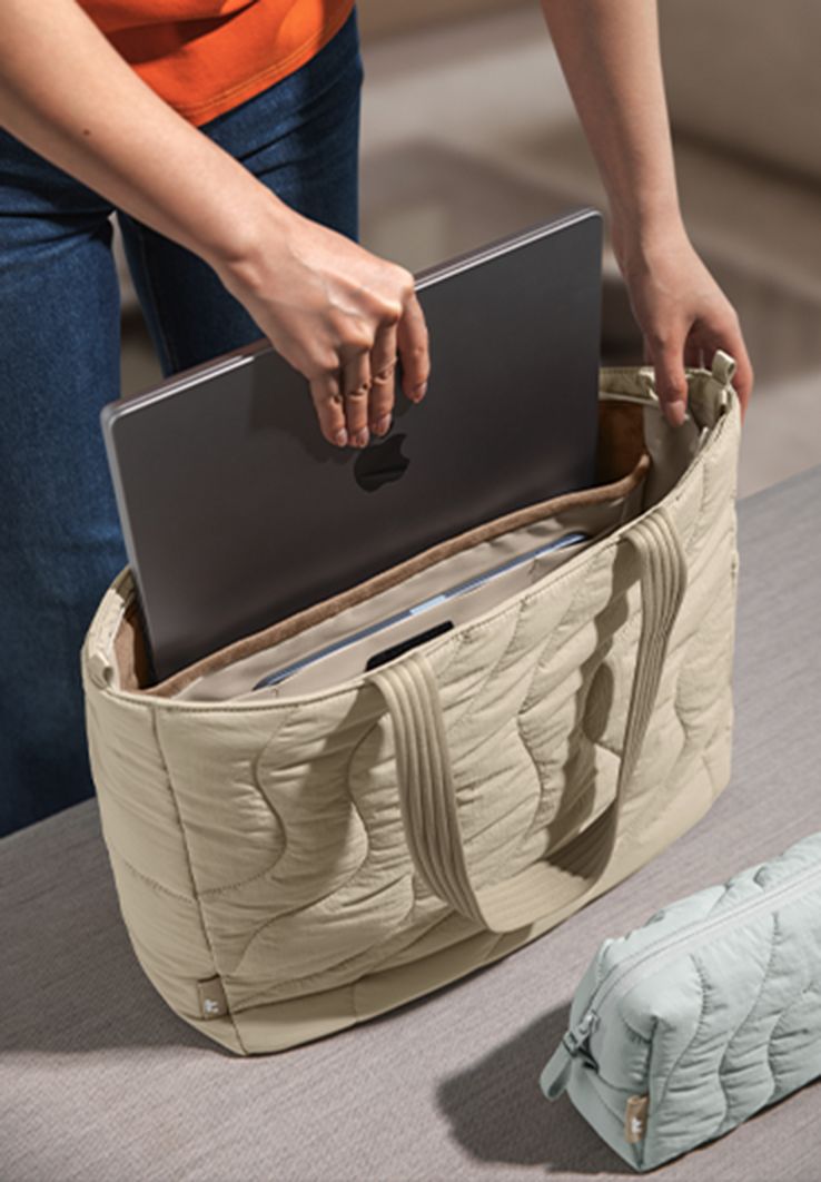Terra puffy tote bag in khaki with a laptop inside