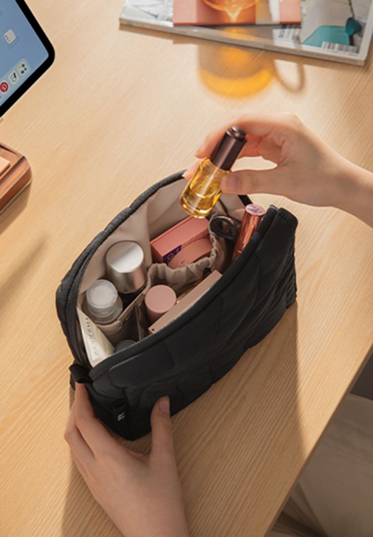 Terra pouch in black holding daily essentials